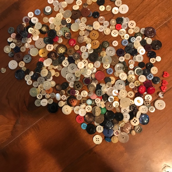 VINTAGE ASSORTMENT OF BUTTONS - Picture 8 of 8